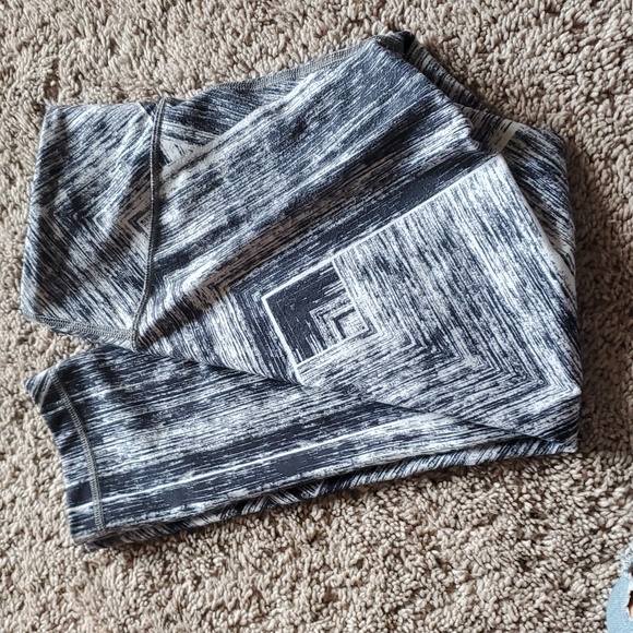 Lululemon Capri Leggings pattern - Picture 2 of 4